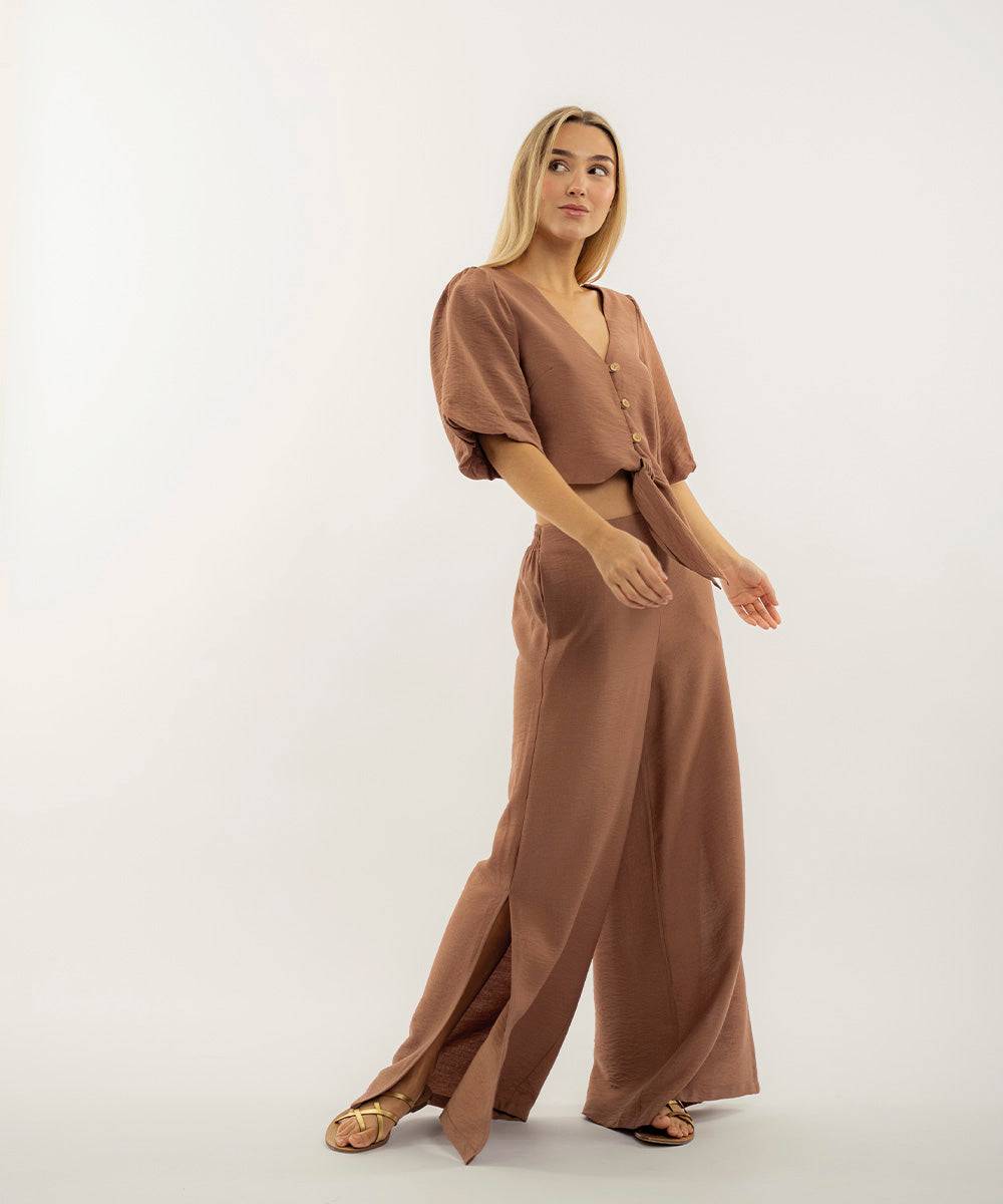 Pantalón con elástico CARAMELO 0AT1144500006-8 con aberturas laterales y caída fluida, perfecto para outfits de verano y estilo relajado.