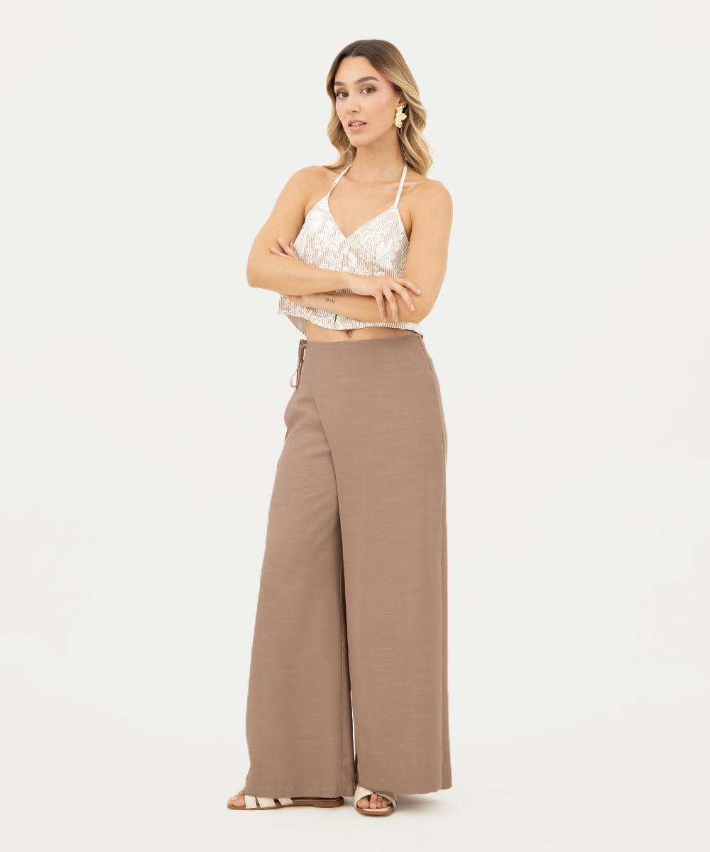 Pantalón fluido sobre capa Camel