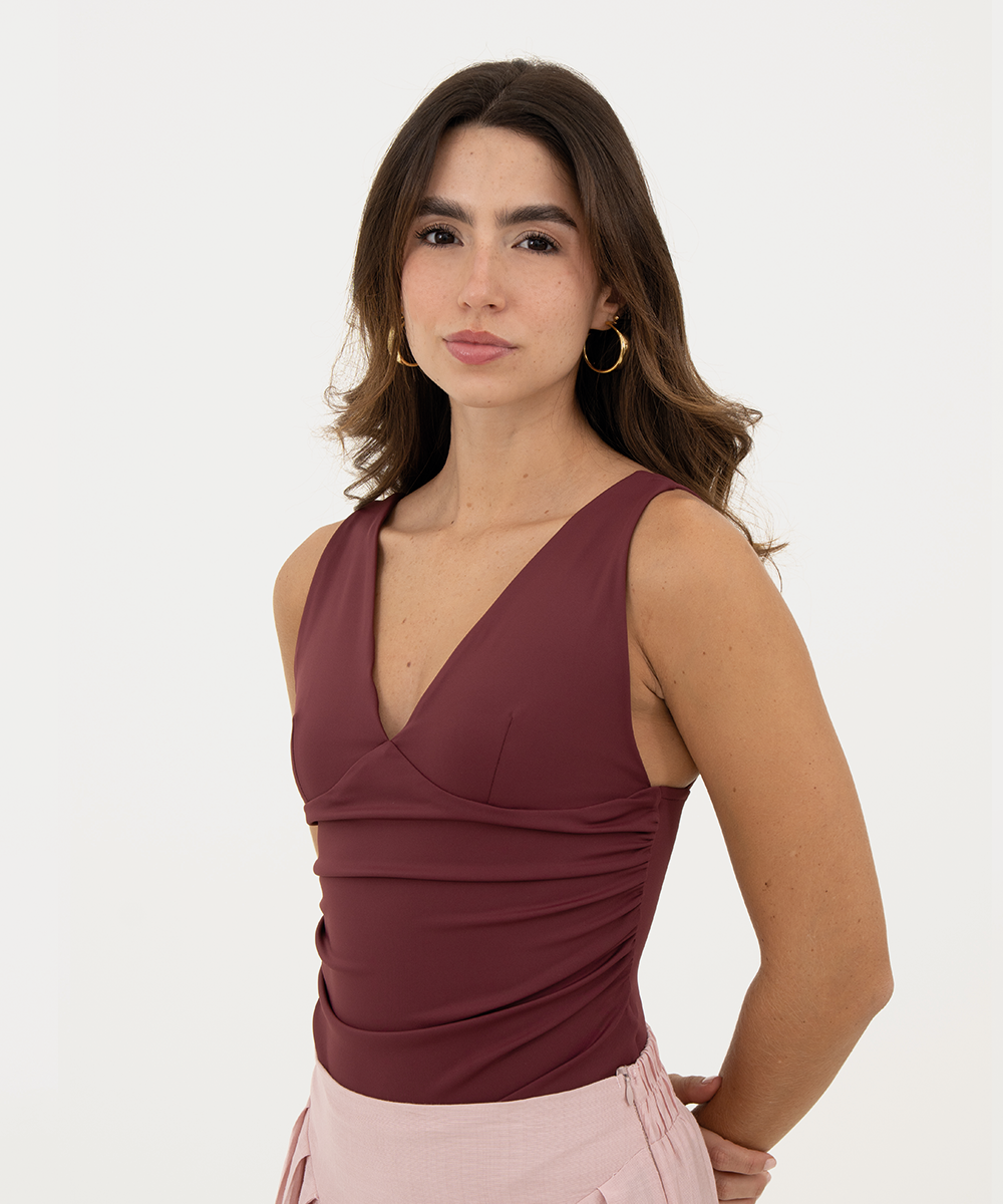 Body drapeado escote v Vino Profundo