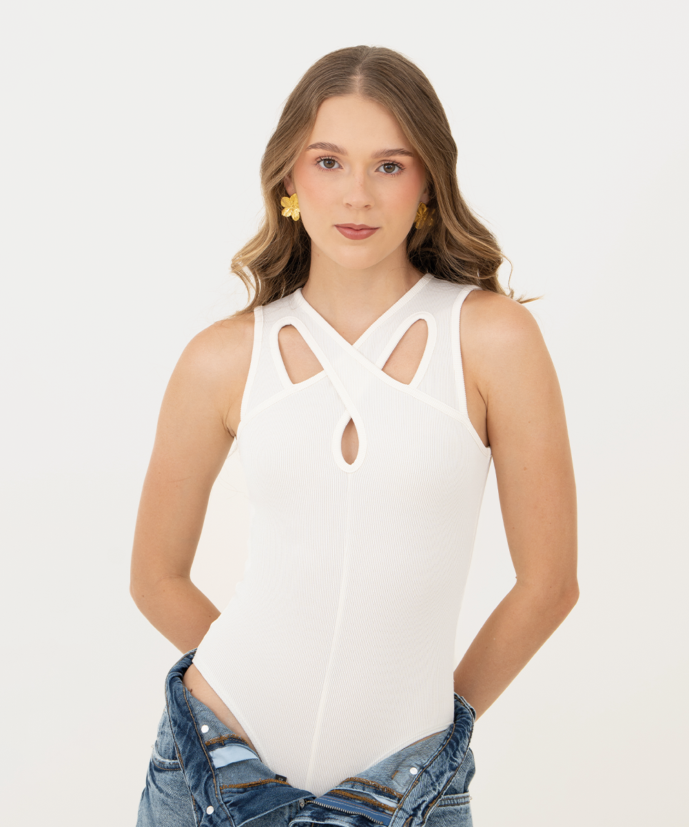 Body con diseño en escote Marfil
