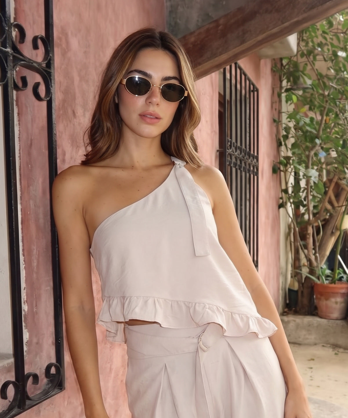 Blusa asimétrica con hebilla Marfil