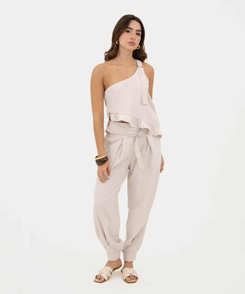 Pantalón pliegues con hebilla Marfil