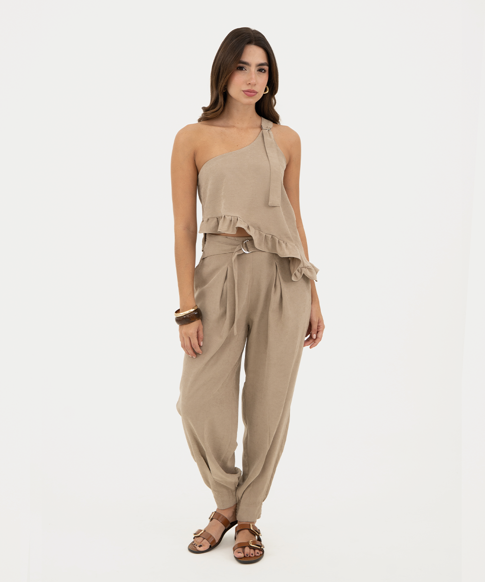 Pantalón pliegues con hebilla Camel