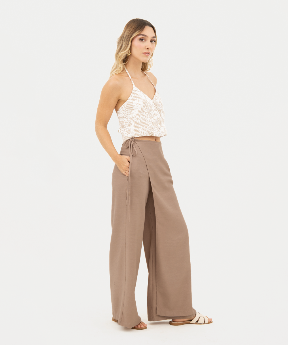 Pantalón fluido sobre capa Camel